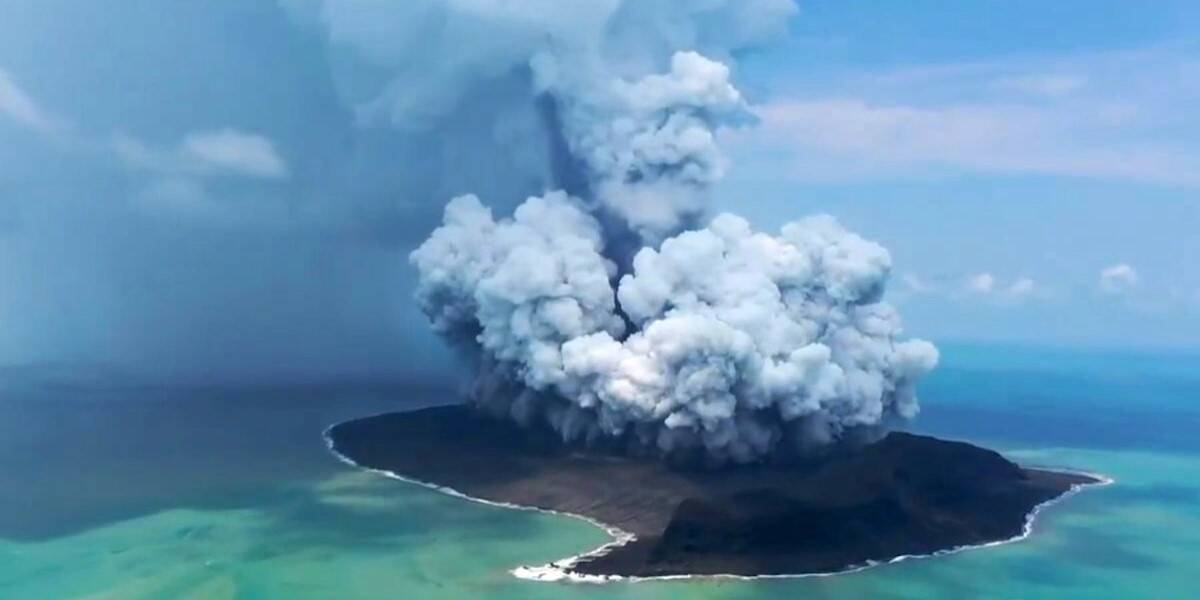 汤加火山喷发多国发布海啸预警今日国际要闻