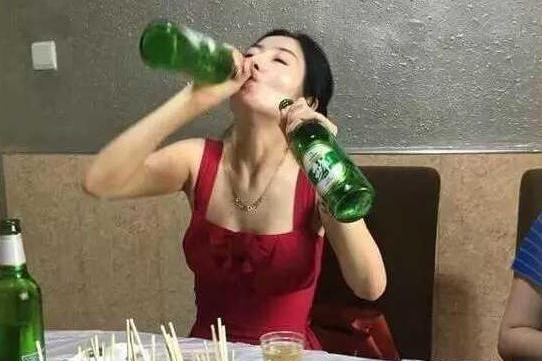 搞笑gif:喝啤酒比赛这女人解开皮带,就为了和我比肚子吗