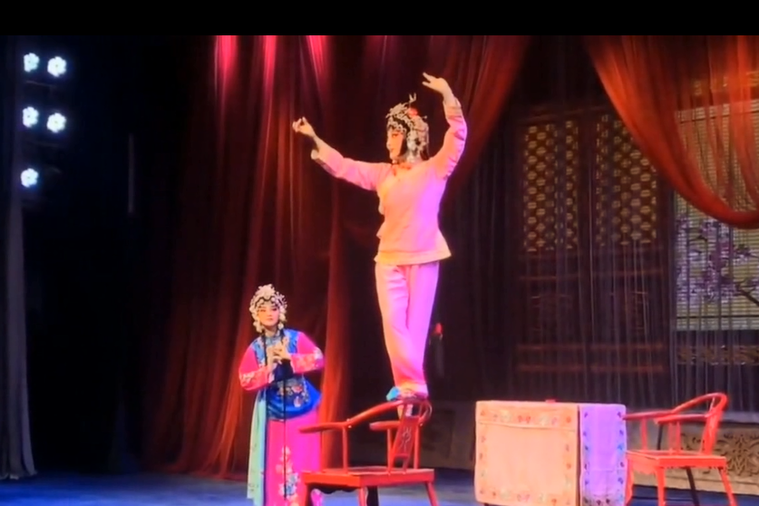 秦腔挂画美女演员在舞台表演上技艺精湛真是一场视觉盛宴