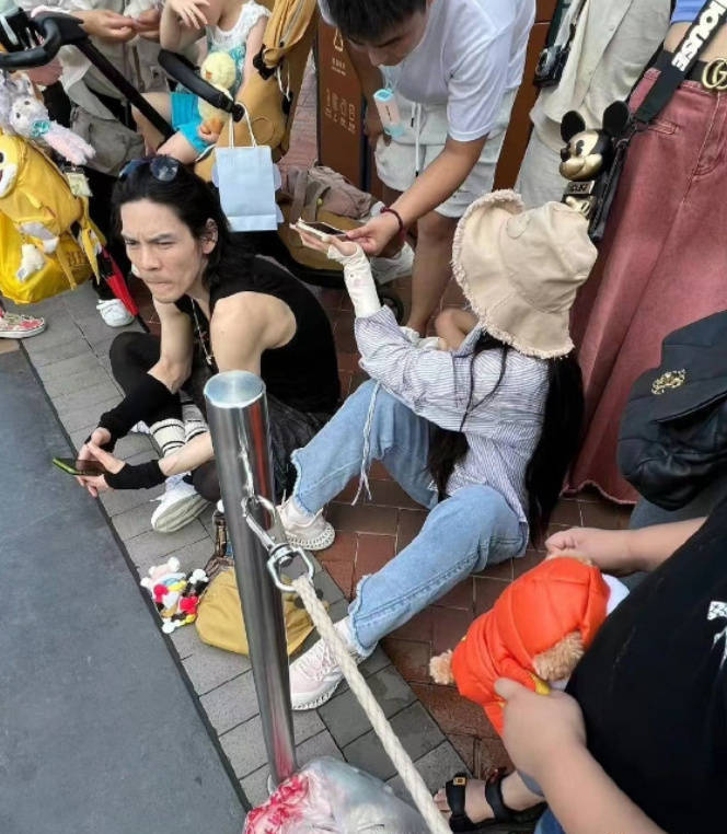 向佐郭碧婷带孩子游迪士尼被偶遇 一家人其乐融融