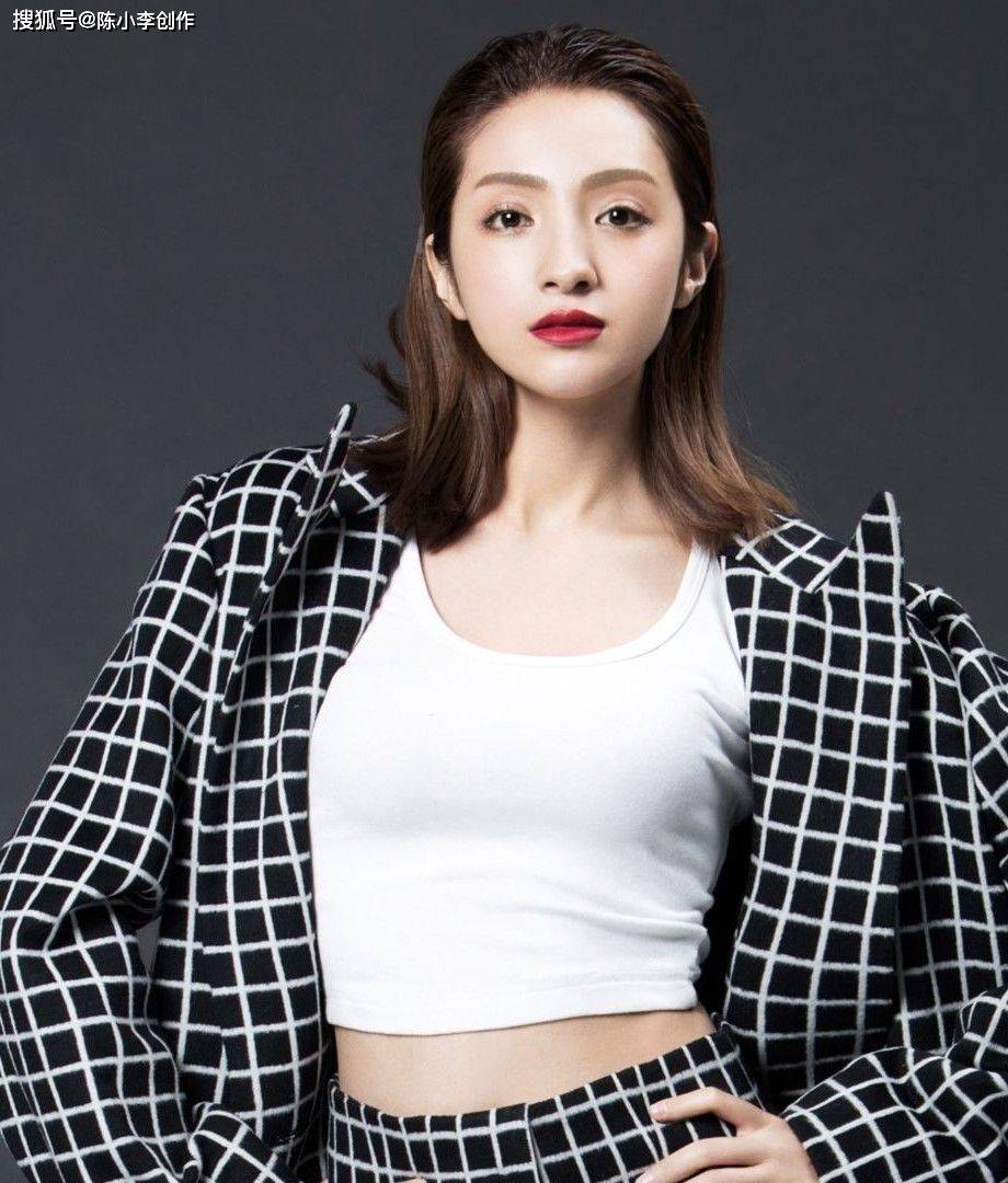 异域风情美女麦迪娜写真，喜欢她阳光甜美的气质。