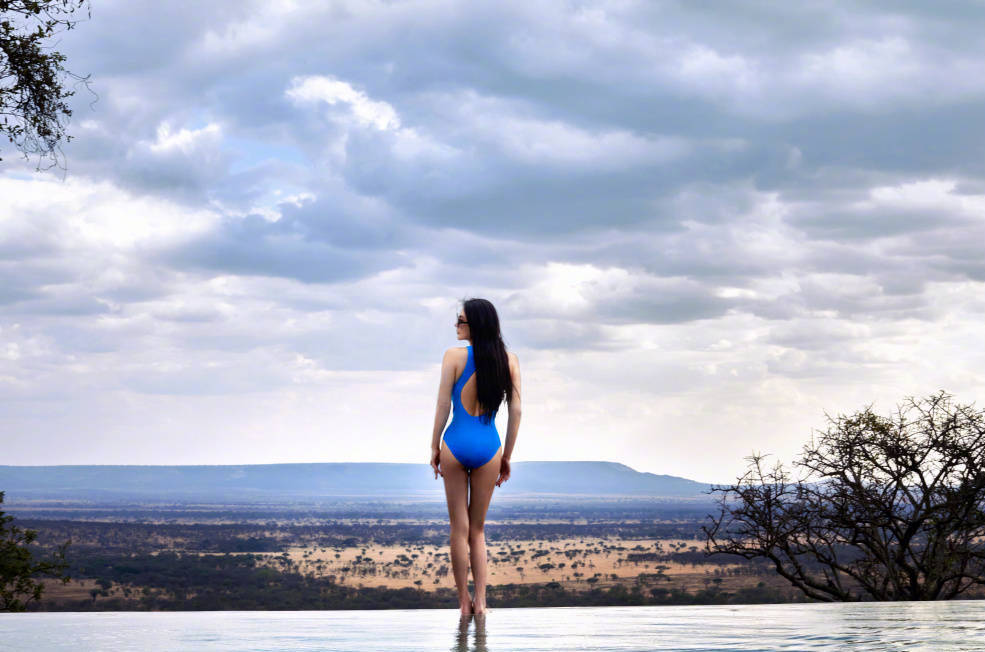 张雨绮晒清凉泳装照 大秀傲人身材事业线吸睛