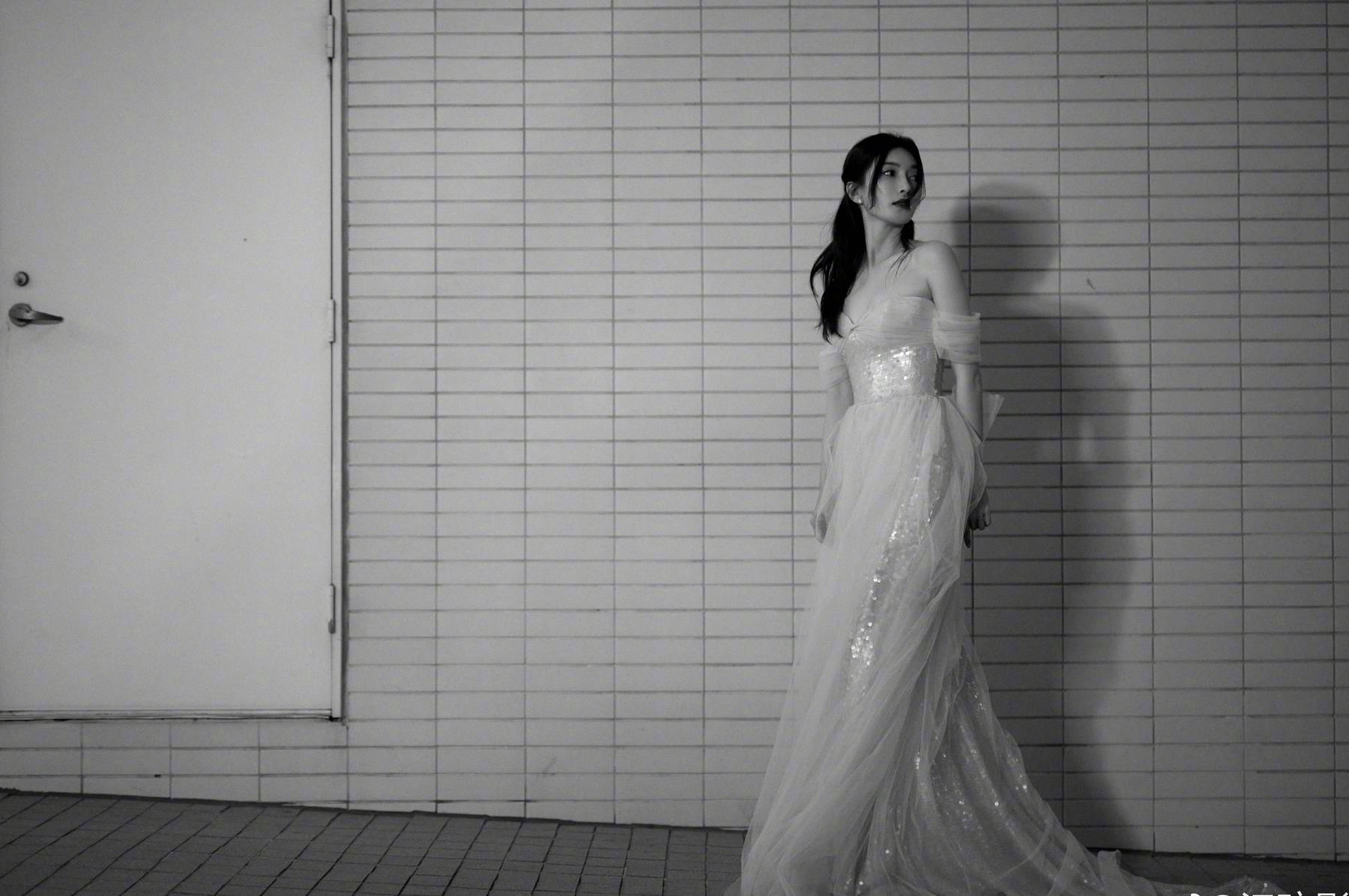 江疏影晒九宫格照告别六月 粉色抹胸纱裙似仙女