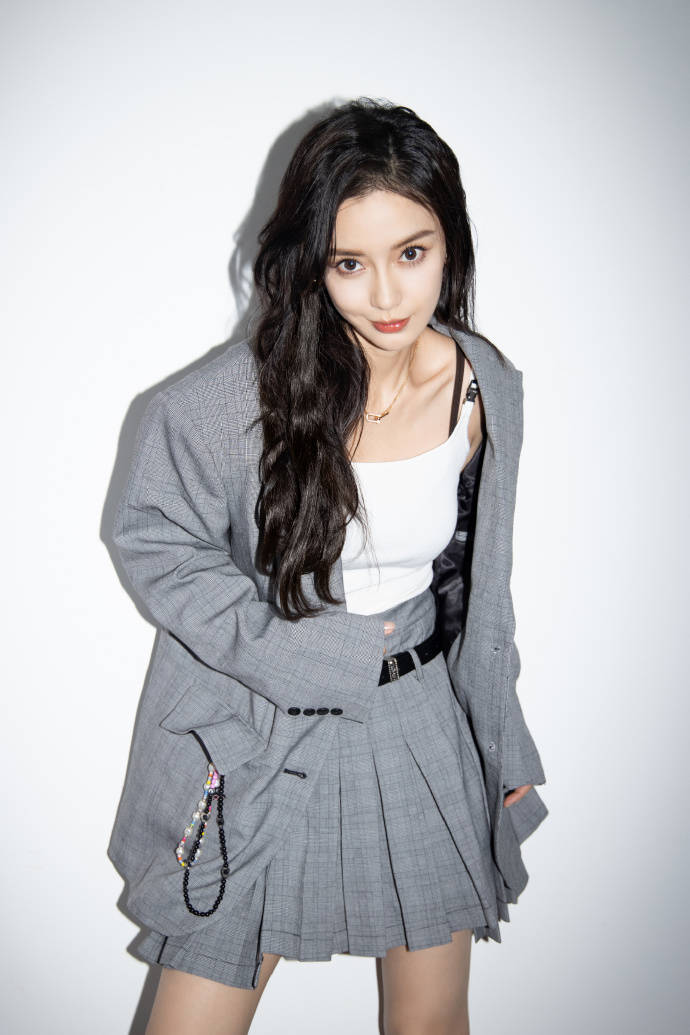 Baby西服配短裙又美又帅 俯身秀精致锁骨眼神撩人