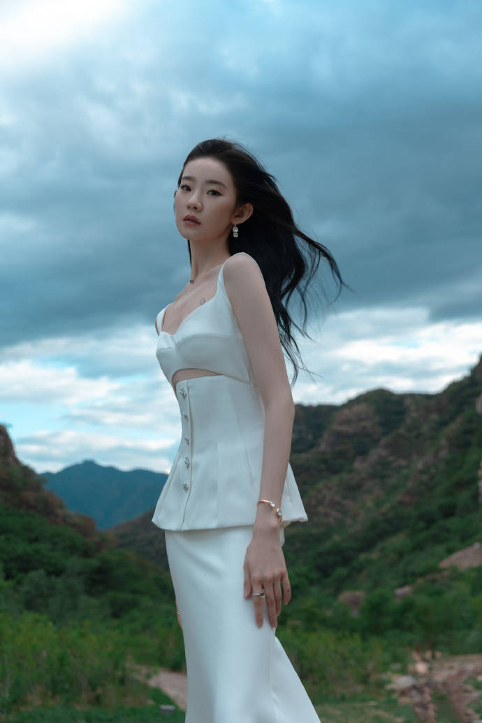 张艺凡曝光自然氛围美照 白色收腰长裙清新治愈