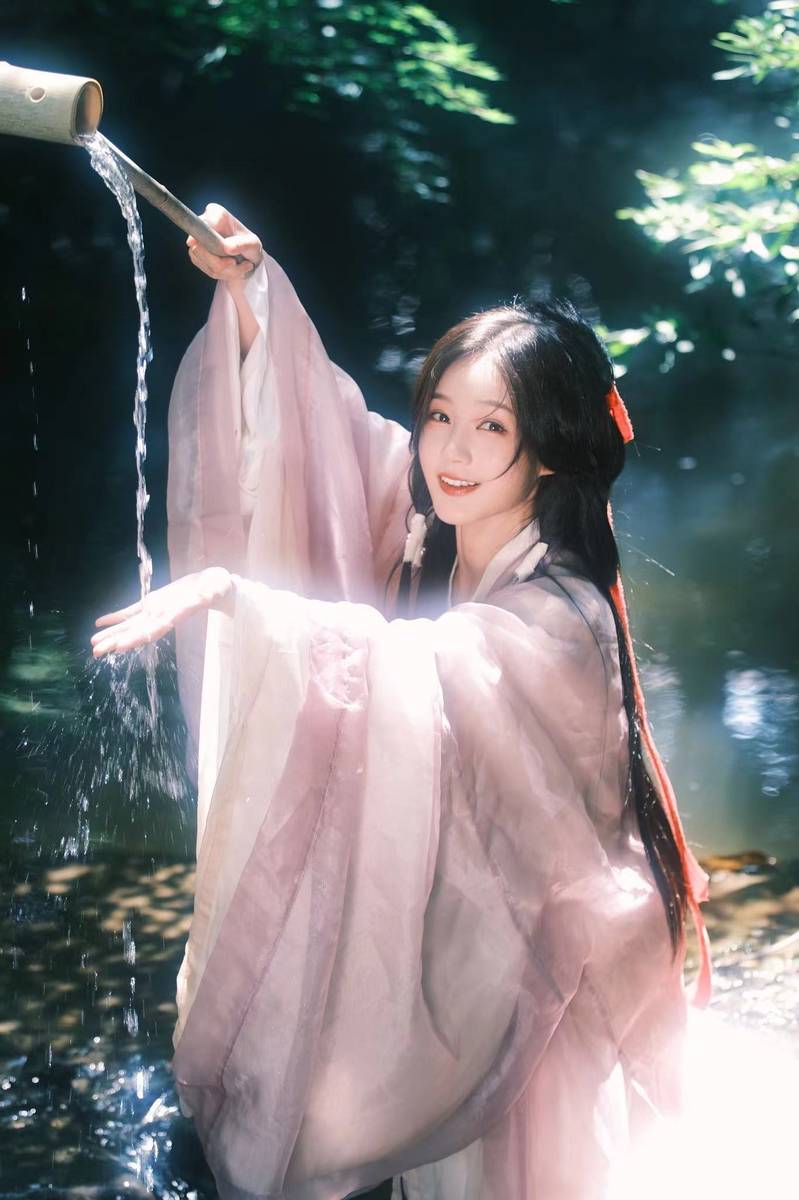 美到失语！李一桐林涧小溪戏水 浑身柔光仿佛仙女