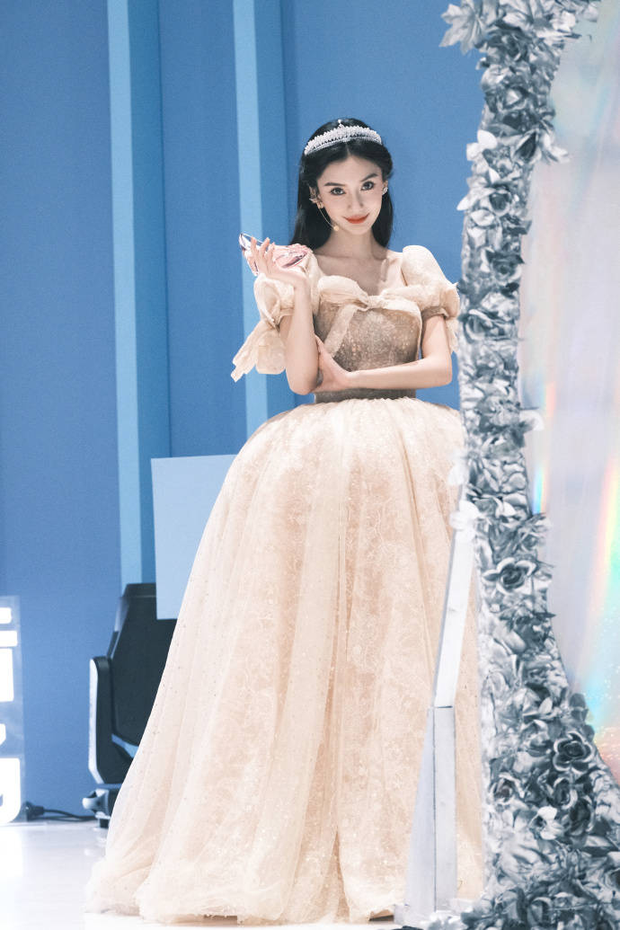 甜美公主上线！杨颖宫廷风穿搭华丽优雅太让人心动