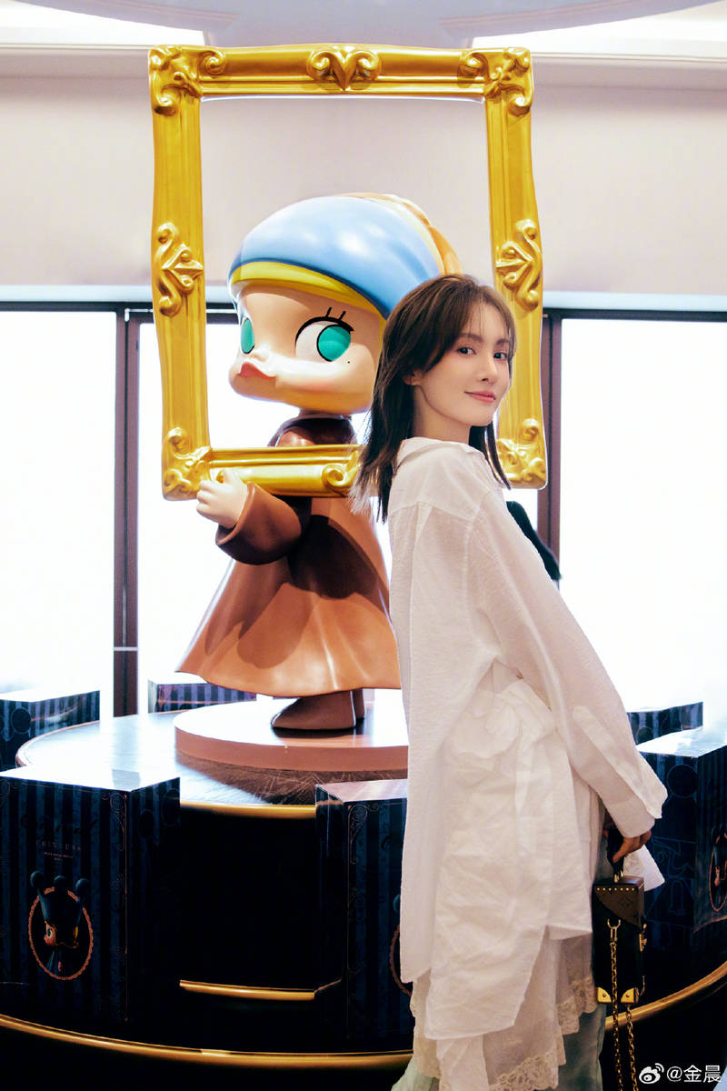 金晨穿白衬衫游逛乐园 与大型玩偶合影少女心爆棚