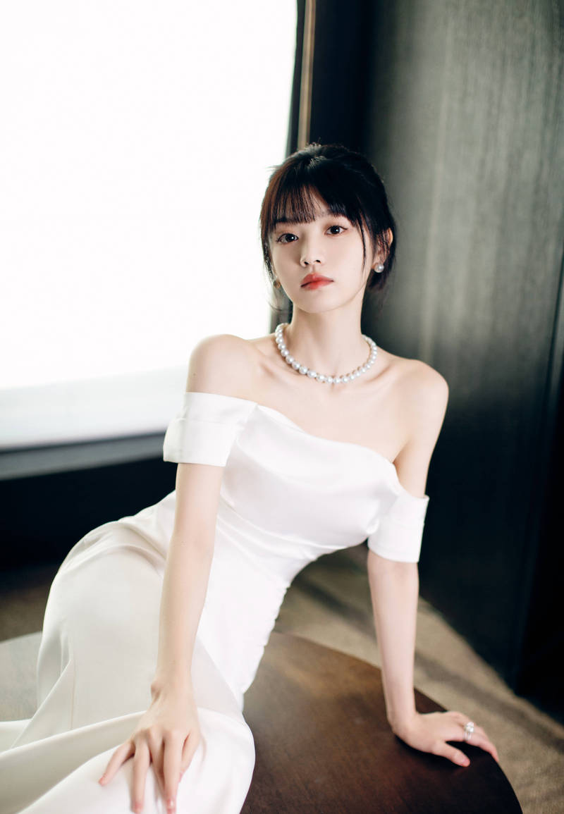 田曦薇白色吊带裙似珍珠少女 对镜wink甜美可爱