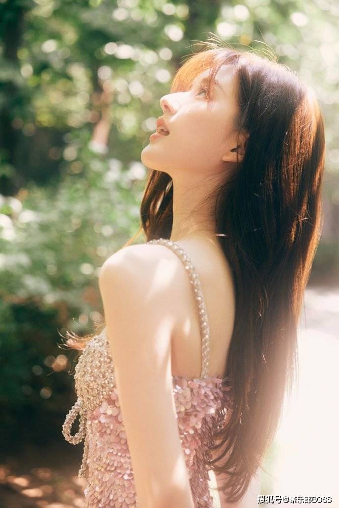 赵露思最新活动造型大片：粉色亮片吊带裙仙气十足