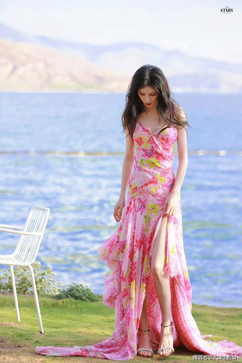 张予曦，宛如春风拂面的粉红樱花，优雅而美丽