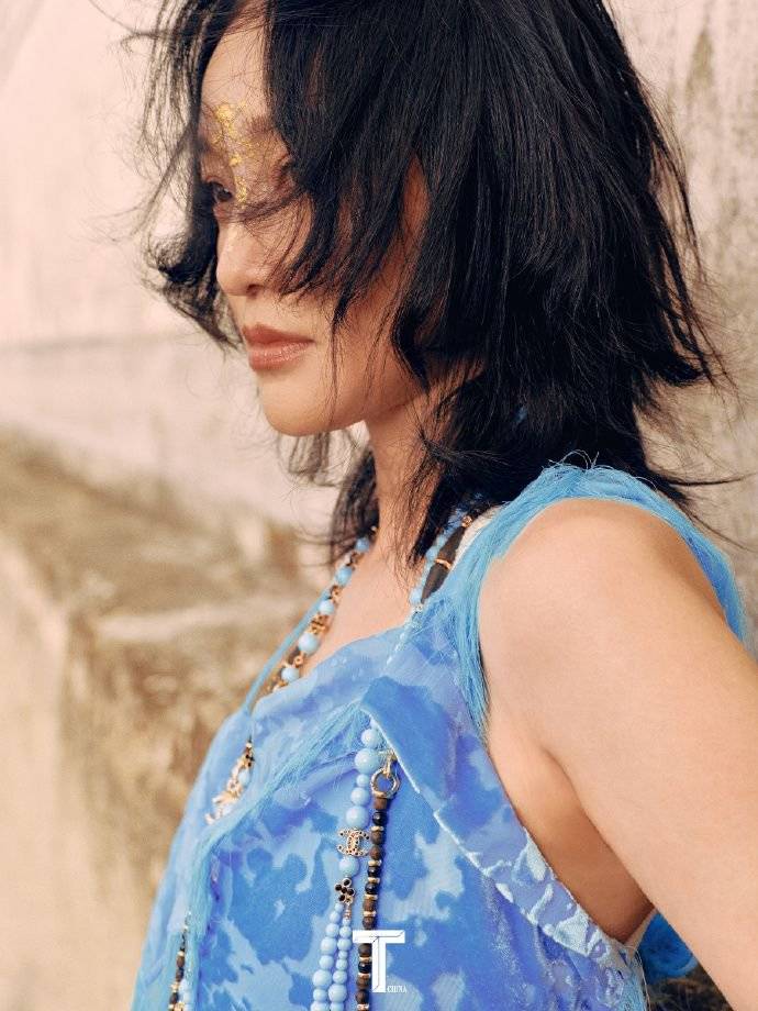 周迅洱海微风大片释出 乘小摩托古城兜风舒适惬意