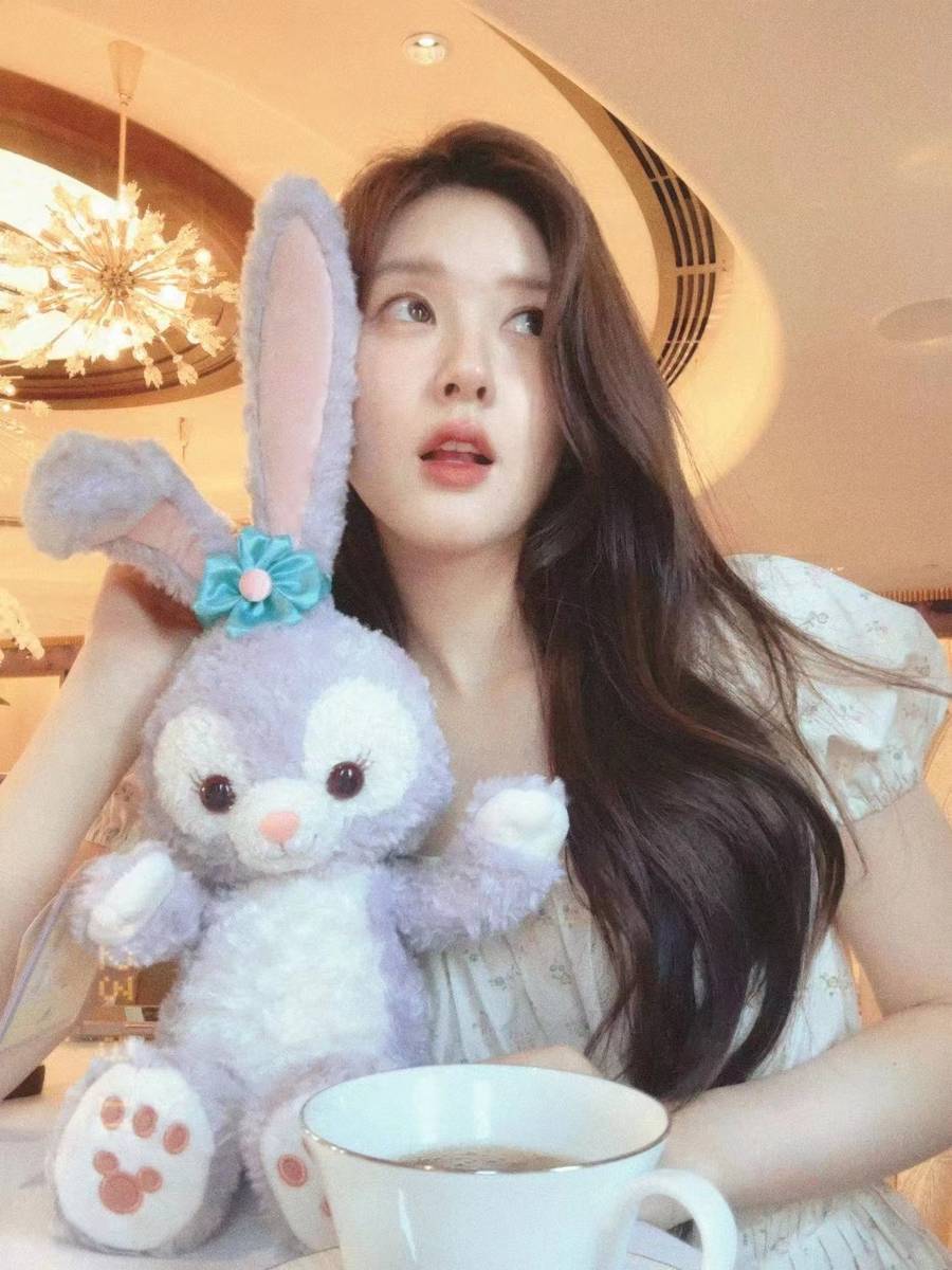 赵露思穿碎花裙畅游迪士尼 抱玩偶甜美自拍似公主