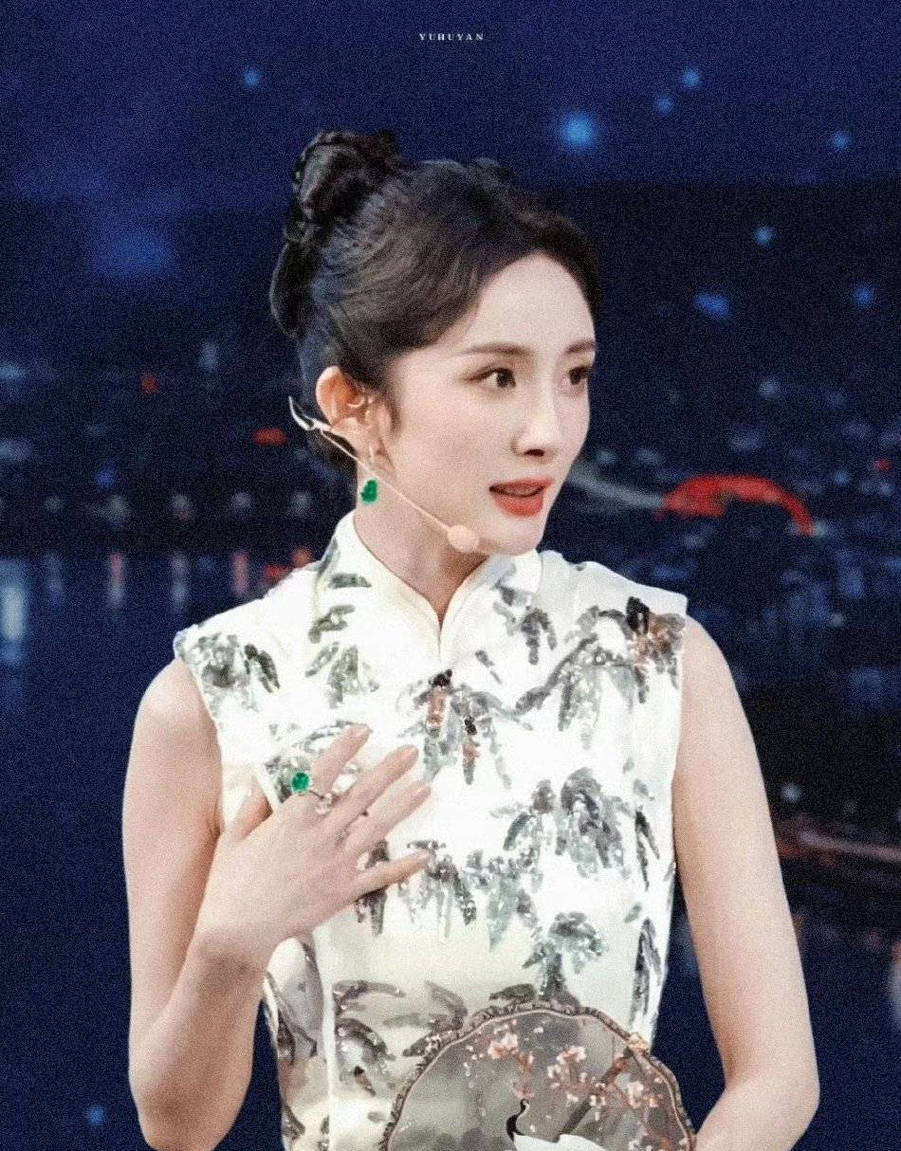 杨幂央视中秋晚会探班！穿国风旗袍古典韵味十足