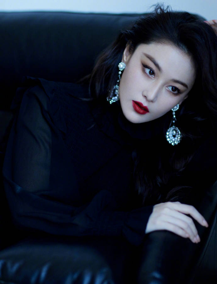 张馨予红唇大波浪复古感十足 戴无框眼镜又美又欲