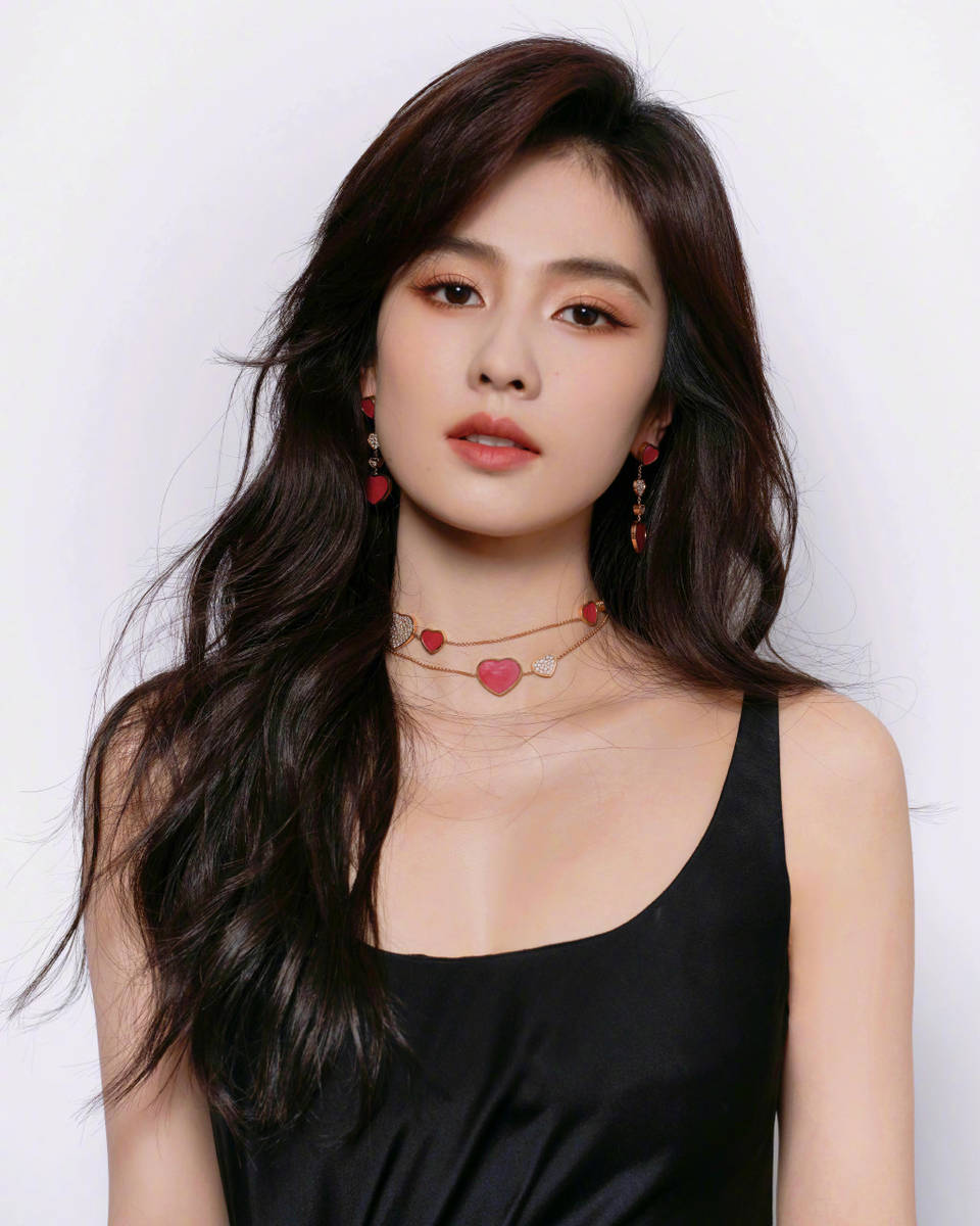 白鹿穿黑裙露事业线性感撩人 配红色饰品增添明亮