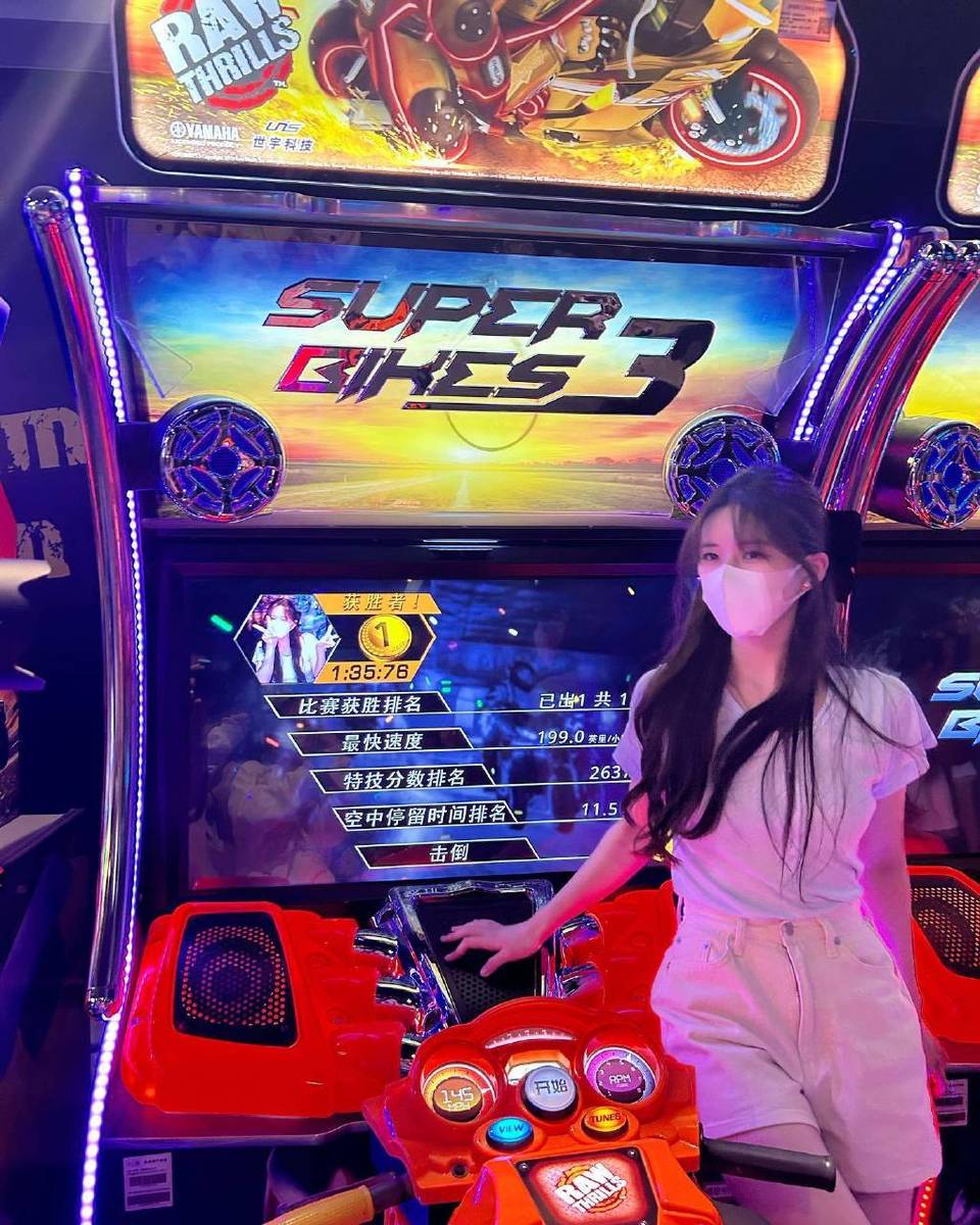 赵露思ins更新剧组随拍美照 穿红色抹胸裙性感妩媚