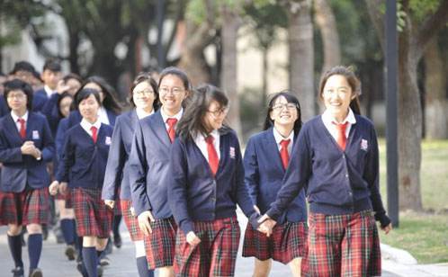 不想穿校服上学?原因很现实,智能校服有奇招