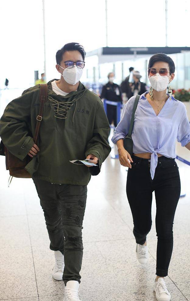 女生女人味十足短发也挡不住卢靖姗的美！巨型耳饰+露脐装走机场