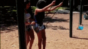 搞笑gif趣图:妹子,你还是走楼梯吧,这样太危险了!