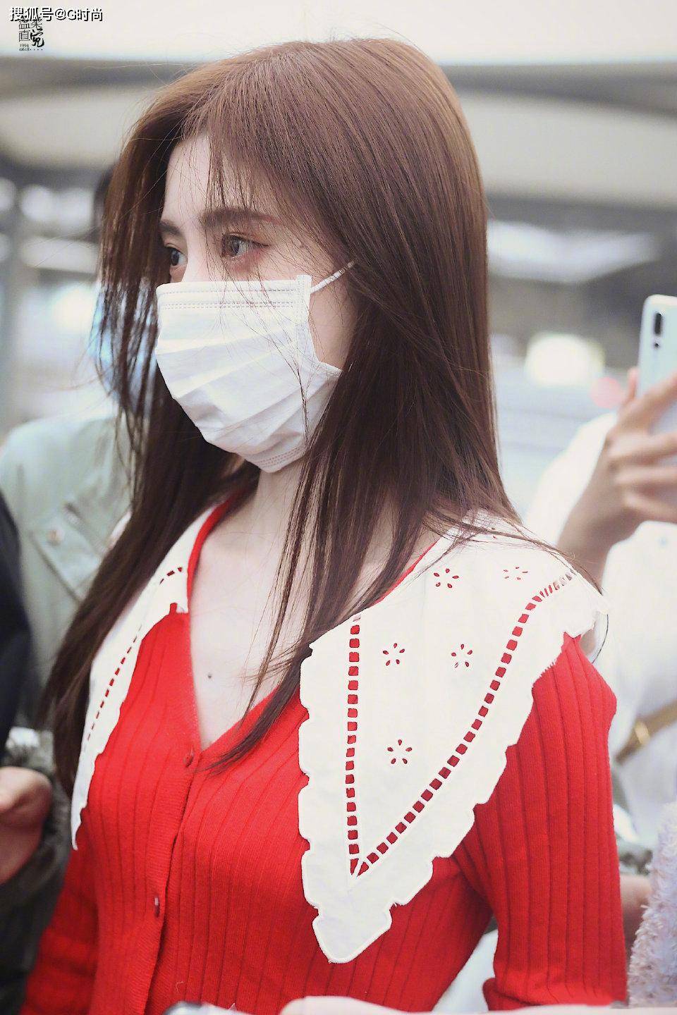 1/ 9 鞠婧祎机场look～身穿红色小针织甜美乖巧,楚楚动人的造型真的