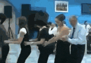 搞笑gif:姑娘,你真是个狠角色