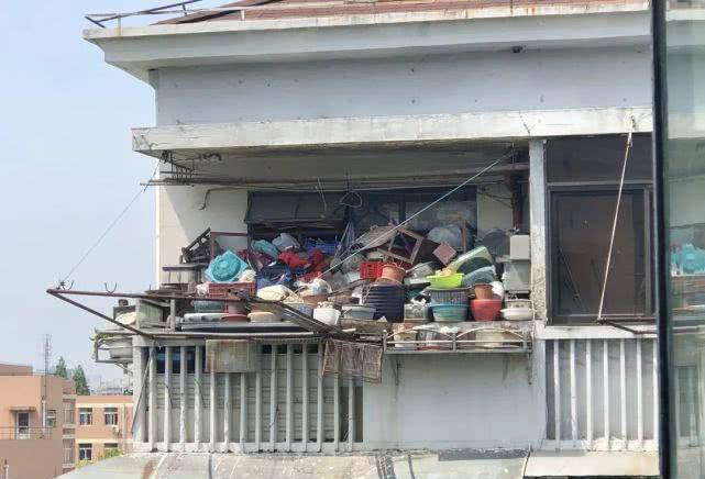 不差钱母子，屋内垃圾两米高，不换钱就为收藏