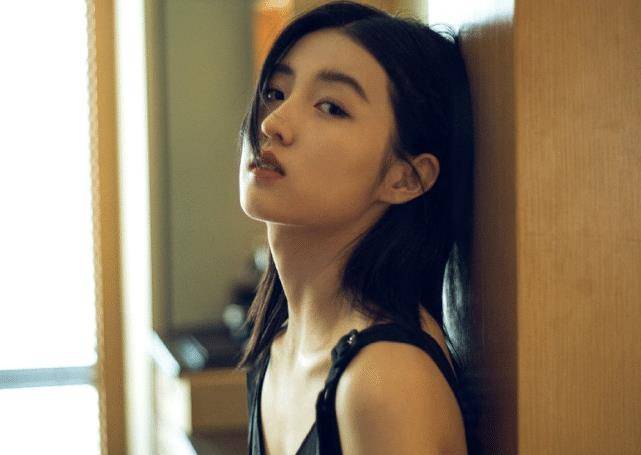 本以为张子枫太清纯穿不了吊带,当她转身那刻,"奶肌背"太美了!