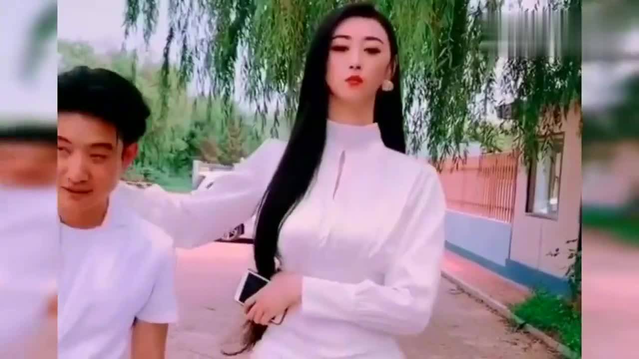 成都巨人美女身高两米多腿长都一米八路人纷纷投来羡慕的目光