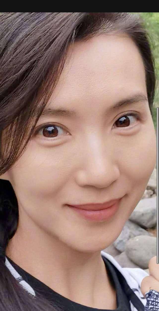 原创40岁陈好晒素颜爬山照,皮肤状态好到让人羡慕,不愧是"万人迷"