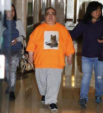 赌王大房幺女为30亿豪宅状告长姐,虎背熊腰像男人,被嘲最丑女儿