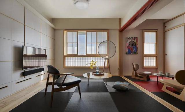 [北京紫禁尚品国际装饰]简约自然日式风，客厅没有沙发，做成地台+坐垫，宽敞悠然
