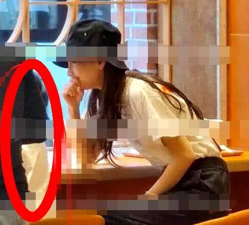 Baby接受杂志专访不提黄晓明，自曝哄睡小海绵后