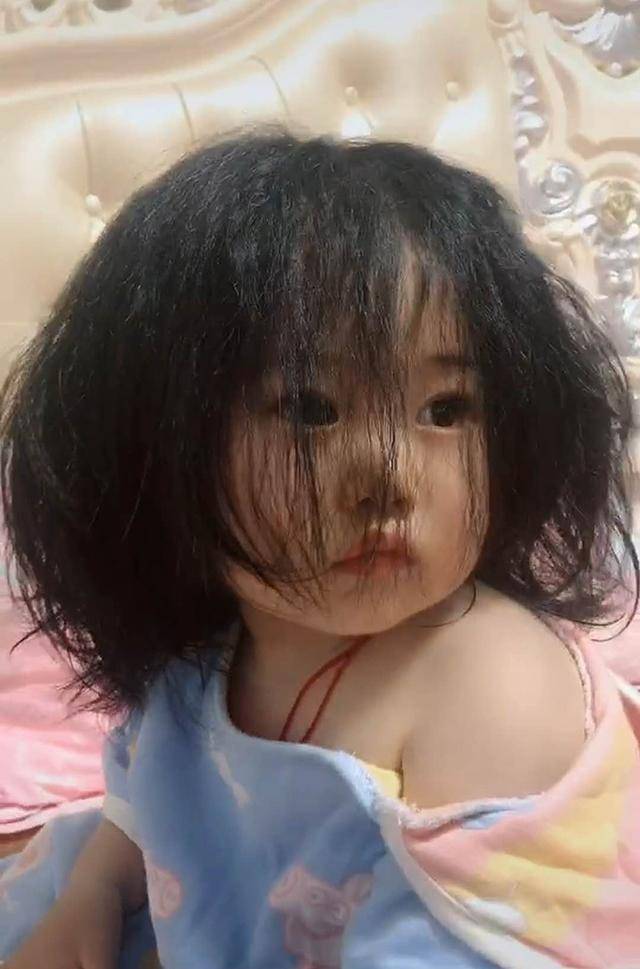 宝宝:睡衣变成了“露肩装”, 呆萌可爱的模样笑翻妈妈宝宝一觉醒来