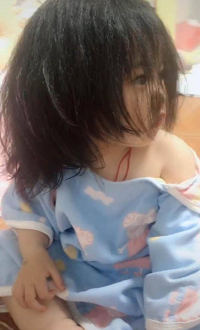 宝宝:睡衣变成了“露肩装”, 呆萌可爱的模样笑翻妈妈宝宝一觉醒来