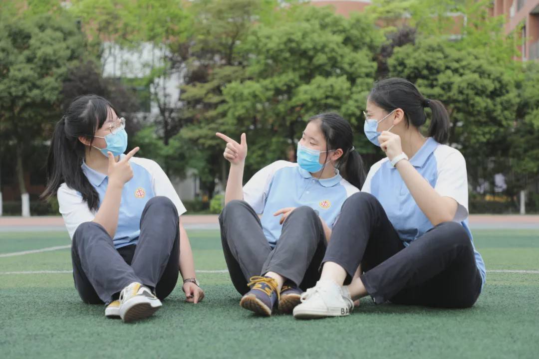 双流中学实验学校:学生校服由学生自主设计,并广泛征求师生和家长意见