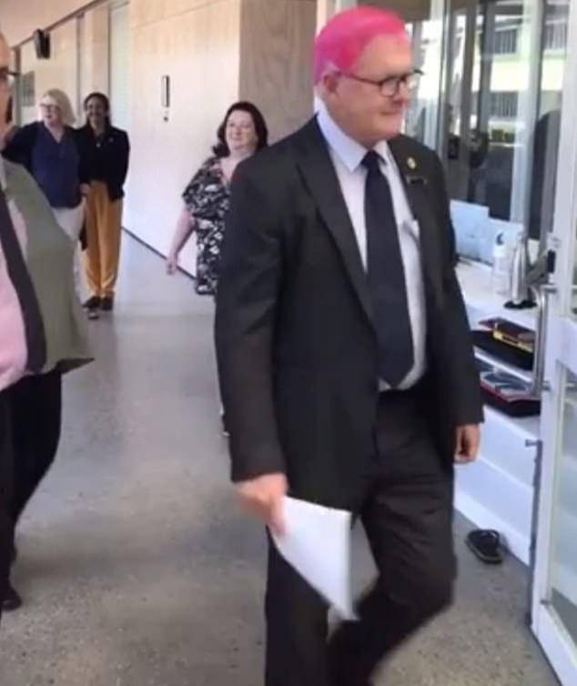 原创愿赌服输！澳洲中学校长向学生发赌誓，后来他的头发就成了粉红色