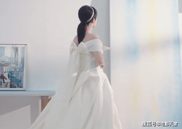 杨紫身材又翻车!膀大腰圆瑕疵太多,拍个背影也得用替身