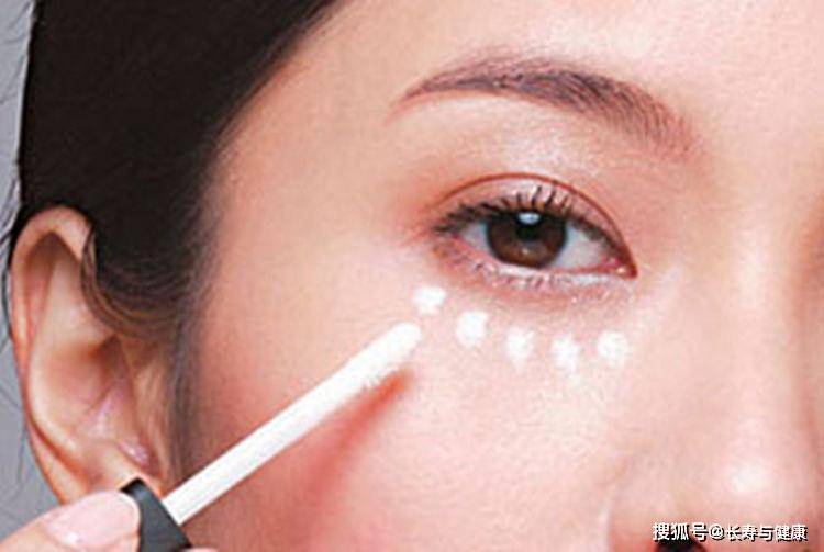 怎么抹红霉素眼药膏 0f90380f57124123b8b9d2e9cb19137c.jpeg