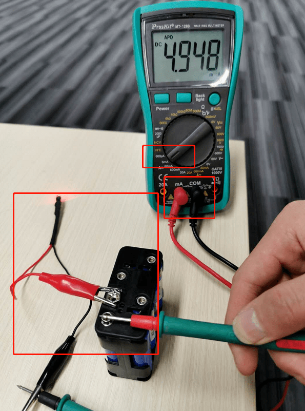 黑表笔接电路负极,使万用表串联在被测电路中; 红表笔接电压/电阻档