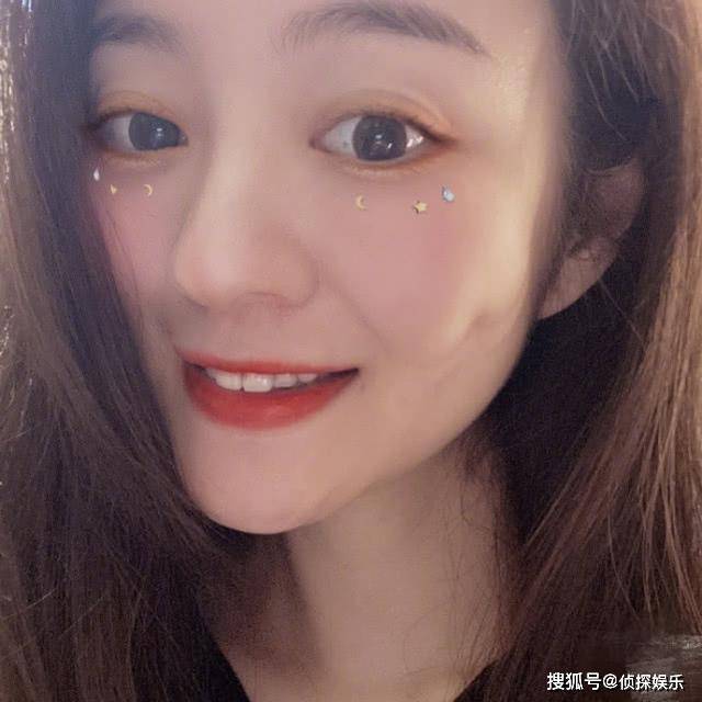 安以轩520晒卖萌自拍,素颜出镜颜值耐打,花式比心超少女