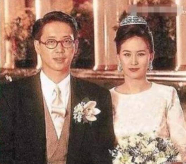 何超凤离婚第二春，何超莲心疼周扬青，赌王1