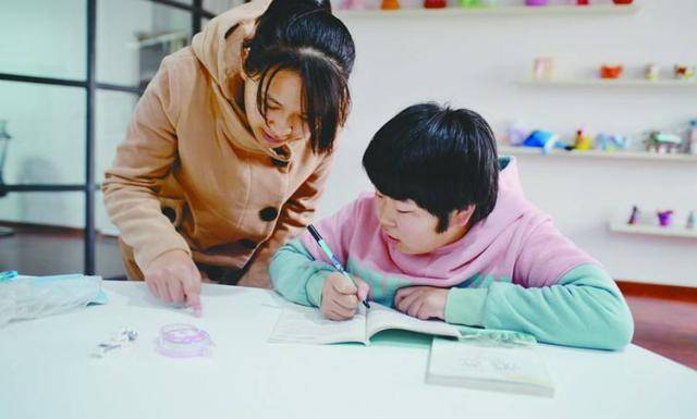 “东北妈妈”怎样辅导孩子写作业？气质影响孩子，有其母必有其女
