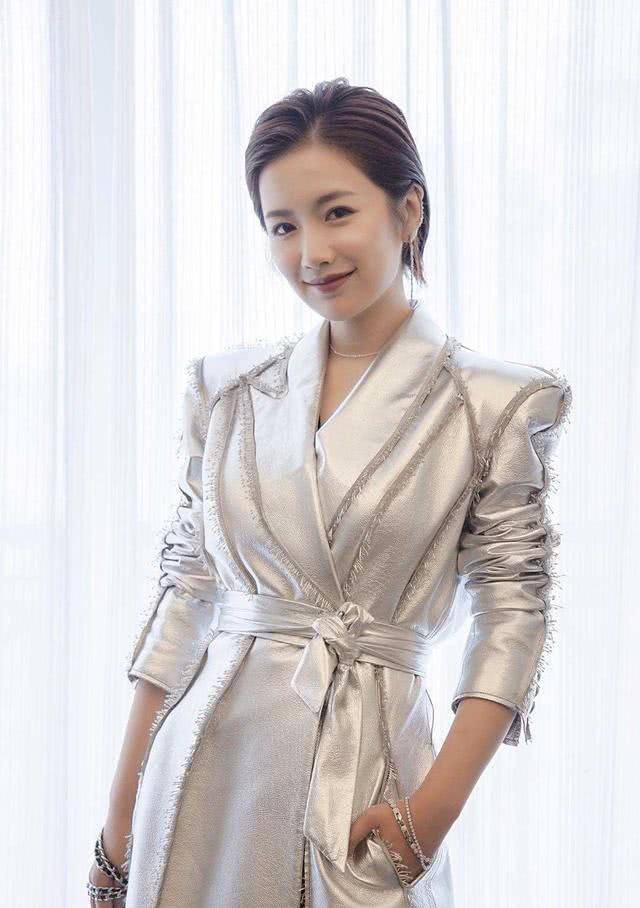 李春嫒把皮裙的袖子卷起来,袖子的褶皱堆积在手臂处意外增强了单品的
