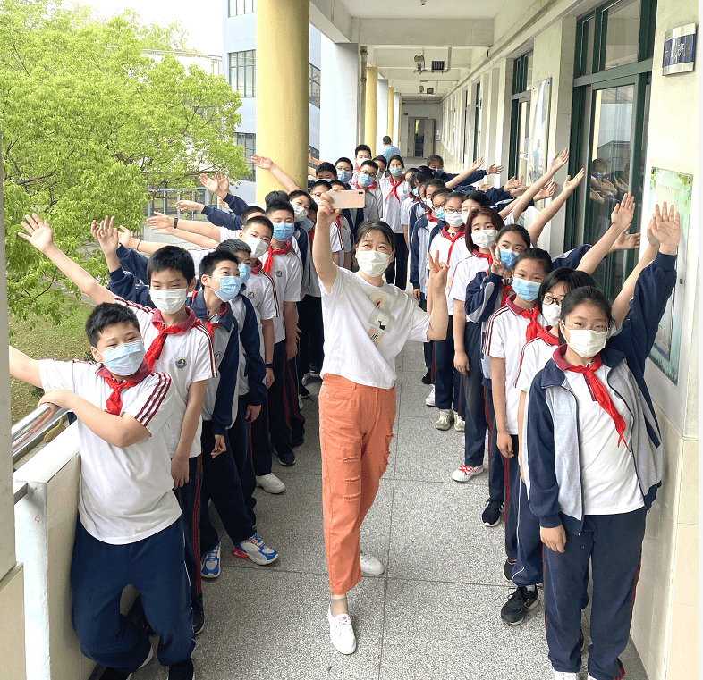 开学第一天:魔都这些高颜值校服来袭!_小学