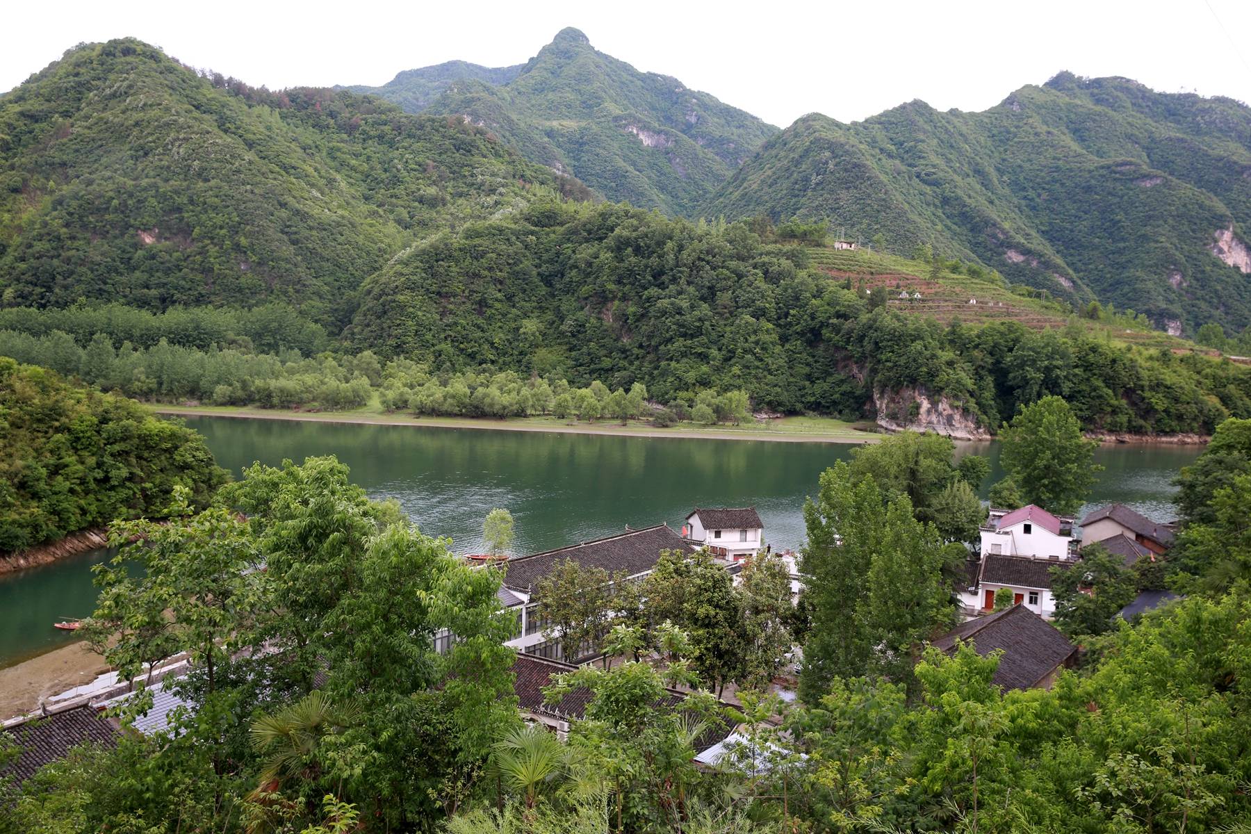 龙滩村 : 青山绿水依然在,多少红尘烟雨中