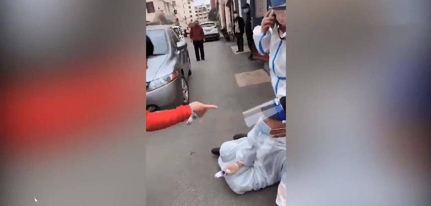 原创不配合防疫,暴力闯卡,吉林一女子以一对二打伤工作人员被带走