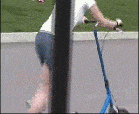 搞笑gif:妹子你这车挺别致啊,看你骑得挺欢的