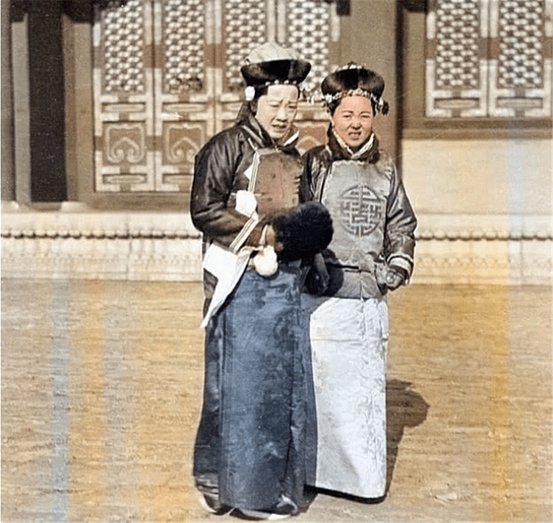 慈禧时代清朝人彩色老照片,和外国人结婚的清朝女子,他们身后的房子很