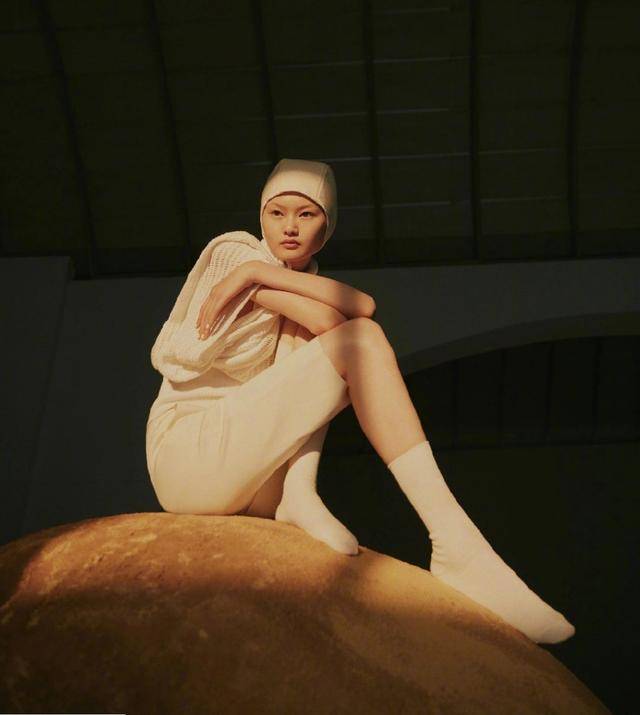 长相长相极具东方韵味,硬照表现力十足贺聪又登杂志封面